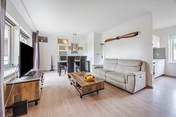 In het groen gelegen, dit keurig onderhouden tweekamer hoek-appartement met een heel ruim balkon en parkeren op eigen terrein!